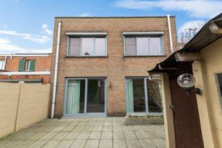 Dit polyvalent eigendom met een appartement op de 1ste verdieping is gelegen op de grens van Aartselaar en Reet.Via de inkomhal komen we links...