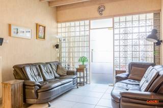 Bij het betreden van de woning komt u in de inkomhal, die toegang biedt tot een gezellige woonkamer en aansluitend de keuken. Achteraan bevindt...