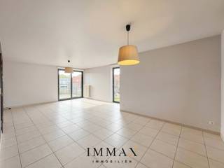 <p>Lichtrijk duplex appartement met 3 slaapkamers ruim terras in Sint-Andries vlakbij centrum Brugge en diverse invalswegen.<br /><br />Het appartement omvat volgende indeling op het gelijkvloers: inkomhal met gastentoilet - lichtrijke leefruimte - keuken voorzien van alle nodige installaties met berging - 1 slaapkamer - 1 badkamer met douche in bad en dubbele lavabo - ruim terras. Op het 1ste verdiep: 2 slaapkamers - badkamer met douche in bad, dubbele lavabo en toilet - extra berging. Dit duplex appartement beschikt eveneens over een afgesloten staanplaats met carport en een gemeenschappelijke overdekte fietsenstalling inbegrepen in de huurprijs!<br /><br />Huurprijs: € 1.050 per maand <br />Syndic: € 100 per maand <br />Beschikbaarheid: 1 mei 2026<br /><br />Voor verdere informatie of vrijblijvend bezoek contacteer ons op 050/62 44 14 of mail naar brugge@immax.be</p>