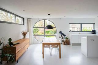<p>Ruim en lichtrijk 2-slaapkamerappartement (105 m²) met private parkeerplaats.</p><p>Bent u op zoek naar een ruim, comfortabel en energiezuinig appartement op een uitstekende locatie? Dan is dit prachtige appartement van 105 m², gelegen op de eerste verdieping, zeker een bezoek waard. Het gebouw beschikt over zowel een lift als een trap, waardoor het appartement vlot bereikbaar is.</p><p>Het appartement bevindt zich in het centrum van Kalmthout-Heide, op wandelafstand van winkels, openbaar vervoer, scholen, horeca en andere dagelijkse voorzieningen. U geniet er van een rustige woonomgeving met alle nodige faciliteiten binnen handbereik.</p><p>De woning beschikt over twee ruime, volwaardige slaapkamers en een aangename leefruimte met een open keuken, volledig uitgerust met alle nodige toestellen. Dankzij de grote raampartijen geniet het appartement van een overvloed aan natuurlijk licht, wat zorgt voor een open en aangenaam woongevoel.<br />De ruime badkamer is voorzien van zowel een ligbad als een aparte douche. Daarnaast beschikt het appartement over een apart toilet en een praktische, ruime berging met aansluiting voor een wasmachine en een afzonderlijke lavabo.</p><p>Extra troeven:<br />✅ EPC-label B (energiezuinig)<br />✅ Gelegen op de eerste verdieping<br />✅ Lift én trap aanwezig in het gebouw<br />✅ Vaste private parkeerplaats inbegrepen<br />✅ Privatieve kelderberging<br />✅ Gemeenschappelijke fietsenberging<br />✅ Veel natuurlijke lichtinval<br />✅ Ruime en praktische indeling<br />✅ Topligging in het centrum van Kalmthout-Heide</p><p>📅 Beschikbaar vanaf 1 november.</p><p>Interesse? Neem gerust contact op voor meer informatie of een bezichtiging via mail of via telefoon</p>