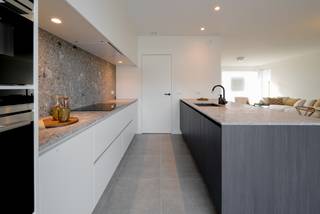 Ontdek de moderne kijkwoning (lot 94) in Hooglede. Deze woning werd gezellig ingericht en kan met meubels en decoratiestukken overgenomen...