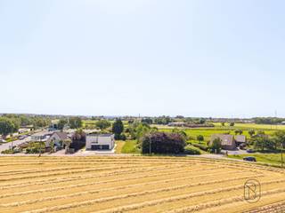 <p>Superbe parcelle de terrain à bâtir de <strong>520 m²</strong> pour villa, idéalement située à <strong>distance cyclable du centre de Waregem</strong>, au calme tout en restant proche des axes routiers et de l’<strong>E17</strong>.</p><p><strong>Atouts</strong> : aucune obligation de construire et <strong>jardin orienté plein sud</strong>. Une <strong>cave est déjà présente à l’arrière du terrain</strong>, idéale pour une mancave, un pool house, etc.</p><p>Plus d’informations via <strong>charlotte@immobeguin.be</strong></p>