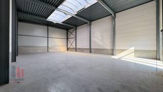 Nieuwbouw KMO-unit met een oppervlakte van 240 m² te huur met een fantastische ligging langs de commerciële Brusselbaan te Hekelgem (Affligem).De...