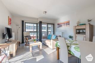Dit prachtige appartement, gelegen in een <strong>recent</strong> en <strong>modern</strong> <strong>gebouw</strong>, biedt alles wat je nodig hebt voor een comfortabele en luxe levensstijl. Het beschikt over <strong>twee</strong> <strong>ruime</strong> en lichte <strong>slaapkamers</strong>, elk met voldoende ruimte voor een tweepersoonsbed en extra opbergruimte. De <strong>badkamer</strong> is uitgerust met een <strong>bad</strong>.<br /><br />De <strong>lichtrijke</strong> <strong>leefruimte</strong> is de perfecte plek om te ontspannen, met grote ramen die zorgen voor een overvloed aan <strong>natuurlijk</strong> <strong>licht</strong>. De volledig <strong>geïnstalleerde</strong> <strong>keuken</strong> is voorzien van de nieuwste apparatuur. De open indeling van de keuken en de leefruimte maakt het appartement <strong>gezellig</strong> en <strong>ruim</strong>. Vanuit de woonkamer heb je toegang tot <strong>twee</strong> <strong>terrassen</strong>. Het <strong>eerste</strong> <strong>terras</strong> is <strong>zuidgericht</strong>, wat je de mogelijkheid biedt om volop van de zon te genieten, terwijl je op het <strong>tweede</strong> <strong>terras</strong> <strong>lateraal</strong> <strong>zeezicht</strong> hebt, wat zorgt voor een serene en rustgevende omgeving.<br /><br />Met een <strong>EPC A-score</strong> is dit appartement niet alleen stijlvol en praktisch, maar ook energie-efficiënt, wat zorgt voor lagere energiekosten en een <strong>duurzamer</strong> <strong>wonen</strong>. Het appartement heeft daarnaast een <strong>privatieve</strong> <strong>berging</strong> op het gelijkvloers, ideaal voor het opbergen van extra spullen.<br />De <strong>gemeenschappelijke</strong> <strong>fietsenstalling</strong> biedt een veilige plek om je fiets te parkeren. Het appartement wordt volledig <strong>gemeubeld</strong> <strong>aangeboden</strong>, waardoor je meteen kunt verhuizen zonder extra zorgen.<br /><br />De bereikbaarheid is <strong>uitstekend</strong>: de <strong>lift</strong> brengt je gemakkelijk naar je verdieping, en je bevindt je op slechts een <strong>paar</strong> <strong>stappen</strong> van het <strong>strand</strong>, waar je kunt genieten van de zee en het strand. Bovendien stopt de <strong>trein</strong> op slechts <strong>vijf</strong> <strong>minuten</strong> van het <strong>appartement</strong>, waardoor je vlot toegang hebt tot andere steden en regio’s.