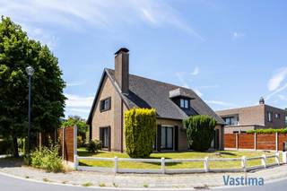 Droom je van de voordelen van het stadsleven, maar verlang je naar meer ruimte, een zonnige tuin en nooit meer zoeken naar een parkeerplaats? Dan is deze alleenstaande woning precies wat je zoekt.<br /><br />Gebouwd in 1976 en voorzien van een bijzonder solide structuur, vormt deze woning de ideale basis voor wie op zoek is naar ruimte en de mogelijkheid om een eigen woonverhaal te schrijven. Met een EPC-label D is er bovendien geen renovatieplicht, waardoor je op eigen tempo kan moderniseren.<br /><br />Via de inkomhal met gastentoilet kom je binnen in een woning die vandaag al praktisch is ingedeeld en tegelijk tal van mogelijkheden biedt. Op het gelijkvloers bevindt zich een eerste kamer die perfect dienst kan doen als thuiskantoor, hobbykamer of gelijkvloerse slaapkamer. De leefruimte geniet een aangenaam zicht op zowel de straat als de tuin en sluit aan op de keuken. Dankzij de huidige indeling kunnen deze ruimtes eenvoudig worden samengebracht tot een eigentijdse leefomgeving met open keuken van circa 50 m².<br /><br />Aansluitend aan de keuken bevinden zich een handige koele berging en een ruime wasplaats.<br /><br />Op de verdieping treffen we momenteel 2 ruime slaapkamers aan van 18,5 m² en 22,5 m². De grootste kamer kan eenvoudig opgesplitst worden, waardoor je zonder grote ingrepen 3 slaapkamers op de verdieping creëert en de extra kamer op het gelijkvloers behoudt.<br /><br />De badkamer is uitgerust met een ligbad, lavabo en toilet. Via een zoldertrap bereik je de zolderruimte, die extra opslagmogelijkheden biedt.<br /><br />Ook buiten heeft deze woning heel wat te bieden. De zuid- / zuidwestgerichte tuin geniet van een uitstekende bezonning en vormt de perfecte plek voor lange zomeravonden, gezellige BBQ’s of een veilige speelomgeving voor jouw kinderen. Dankzij het hoekperceel geniet je bovendien van een aangenaam gevoel van openheid en extra mogelijkheden rondom de woning.<br /><br /><span>Een bijkomende troef is de riante garage van circa 43 m² met wijnkelder. Deze garage kan eveneens gecombineerd gebruikt worden voor garage en opslag of hobby- / werkruimte. Op de ruime oprit kunnen bovendien met gemak 3 wagens parkeren.</span><br /><br />De ligging is een absolute troef: rustig en groen, maar toch vlak bij centrum Aalst. Scholen, winkels, openbaar vervoer en grote verbindingswegen bevinden zich op korte afstand. Bovendien kan je in de buurt heerlijk wandelen, fietsen of joggen - ideaal om na een drukke dag volledig tot rust te komen.<br /><br />Ben je op zoek naar een alleenstaande woning met ruimte, potentieel en een uitstekende ligging nabij het centrum van Aalst? Vraag vandaag nog jouw bezoek aan en ontdek zelf de mogelijkheden van deze unieke opportuniteit.