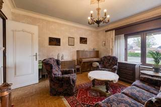 Wie op op zoek is naar een solide basis met het potentieel van een ruime gezinswoning, zal hier vinden wat hij zoekt. <br />De Veldstraat is gelegen in een residentiële buurt, toch vlakbij het centrum van Oudenaarde. <br />De eigendom heeft een zuid -oost georiënteede, volledig afgesloten tuin. <br /><br />INDELING: <br />Gelijkvloers: <br />Inkomhal met gastentoilet - woonkamer - eetkamer - keuken <br /><br />1e verdieping: <br />Nachthal - slaapkamer 1 - slaapkamer 2 - slaapkamer 3 <br /><br />Extra: <br />Kelder - tuinbergingen - zolder - aparte garage <br /><br />Algemene info: <br />- Verwarming op aardgas <br />- Tuin ZO georiënteerd <br />- Rolluiken aanwezig <br />- Geen renovatieverplichting <br /><br />Bestuursmaatregelen in het maatregelenregister: nee
