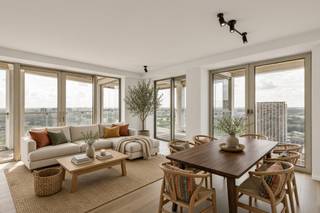 <strong>Uitzonderlijk hoekappartement op de 23ste verdieping met zicht over de skyline van Antwerpen. </strong>
<p>Op de 23ste verdieping van de iconische Zuiderzicht-toren aan de Léon Stynenstraat 70 biedt dit hoekappartement een zeldzaam panorama over de skyline van Antwerpen en de Schelde. In het groene Nieuw Zuid, woon je hoog, licht en rustig met de stad als decor.</p>
<p>Het appartement van 80 m² (EPC A) opent zich naar een groot hoekterras van 24 m². Als hoekwoning vangt het de hele dag zon. Grote glaspartijen laten het licht diep binnenstromen en verbinden woonkamer, keuken en terras tot één geheel. Het terras is geen extraatje, maar een volwaardige tweede leefruimte.</p>
<p>De indeling is helder en comfortabel: een lichtrijke leefruimte met open keuken, twee slaapkamers en één badkamer met inloopdouche en lavabomeubel. Alles is afgestemd op duurzaam, eigentijds wonen in een architecturaal sterk gebouw met lift en de levendigheid van het Zuid op wandelafstand.</p>
<p>Er is ook een mogelijkheid om de parkeerplaats bij aan te kopen aan 50.000 euro. Makkelijk en dicht bij de lift. <br /><br />Een uitzonderlijke woonst voor de snelle beslisser. <br /><br />Bijzonderheden: <br />- EPC A<br />- Elektriciteit conform <br />- Lage vaste kosten <br />- Asbestvrij <br />- Parking optioneel bij aan te kopen aan 50.000 euro <br /><br /></p>