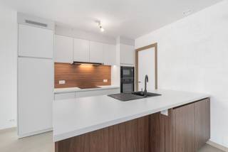 Nieuwbouwappartement met één slaapkamer, terras en ondergrondse autostaanplaats te koop in Zulte.<br /><br />Residentie Strohalm is een prestigieus nieuwbouwproject op een uitmuntende, centrale ligging in Zulte. Vanuit deze locatie geniet u van een vlotte verbinding naar Deinze, Waregem en het op- en afrittencomplex van de E17 in Kruisem. De groene tuin rondom het project zorgt dan weer voor de nodige rust.<br /><br />Verder beschikt de residentie over ondergrondse parkeerplaatsen, aparte bergingen, een ruime gemeenschappelijke tuin en bezoekersparking. Alle nodige faciliteiten, zoals winkels, scholen en openbaar vervoer, bevinden zich op wandelafstand, wat het wooncomfort nog verder verhoogt.<br /><br />Dit appartement van 91,58 m² bevindt zich op het eerste verdiep en beschikt over een terras aan de zijkant van het gebouw. De indeling is doordacht en praktisch, met een kwalitatieve afwerking en moderne technieken.<br /><br />Indeling:<br />- Lichtrijke leefruimte met toegang tot het terras<br />- Volledig uitgeruste keuken met kookeiland<br />- Berging voor extra opbergruimte<br />- Apart gastentoilet<br />- Badkamer met dubbele lavabo en inloopdouche<br />- Volwaardige slaapkamer<br />- Dressing<br /><br />Voorzieningen:<br />- Geothermische warmtepomp met een interne boiler van 180 liter<br />- Vloerverwarming voor optimaal comfort<br />- Ventilatiesysteem type D voor een gezond binnenklimaat<br />- Videofonie voor extra veiligheid<br /><br />Ondergrondse parkeerplaatsen en bergingen dienen mee aangekocht te worden bij het appartement.<br /><br />E-peil: maximaal 25, S-peil: maximaal 28. <br /><br />In deze residentie zijn in totaal nog 3 appartementen beschikbaar, met oppervlaktes tussen 92 m² en 116 m². De appartementen beschikken over 1 of 2 slaapkamers.<br /><br />Prijzen:<br />- Appartementen (exclusief kosten): tussen €315.421 en €412.976<br />- Ondergrondse parkeerplaatsen (exclusief kosten): tussen €20.000 en €23.000<br />- Ondergrondse bergingen (exclusief kosten): tussen €5.293 en €10.397<br /><br />Wenst u meer informatie of een bezoek ter plaatse? Neem gerust contact met ons op en ontdek zelf de troeven van Residentie Strohalm!