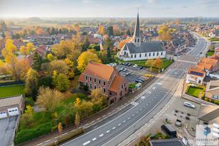 URSEL - Richtprijs - De Oude Pastorie biedt ca. 530 m² woonruimte op een prachtig perceel van 1.560 m² – een unieke combinatie van ruimte, charme...