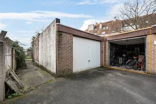 <strong>Welkom in de Spaarzaamheidsstraat in Willebroek, een rustige straat waar nummer 13 je aangenaam verwelkomt voor een bezoek.</strong><br /><br />Deze ruime rijwoning biedt tal van mogelijkheden en is ideaal voor wie op zoek is naar voldoende slaapkamers, een buitenruimte én een afgesloten garage.<br /><br />Bij het binnenkomen kom je terecht in de lichtrijke leefruimte waar openheid centraal staat. De open keuken zorgt voor een mooie connectie met de leefruimte, perfect voor gezellige familiemomenten. Achteraan heb je rechtstreeks toegang tot de tuin, waar bovendien een aparte bergruimte voorzien is.<br /><br />De ruime badkamer beschikt over zowel een bad als een douche en is uitgerust met aansluitingen voor wasmachine en droogkast.<br /><br />Op de eerste verdieping bevinden zich twee slaapkamers van ca. 14 m² en 16 m² (waarvan één doorloopkamer). Op de zolderverdieping vind je nog twee volwaardige kamers van ca. 15 m² en 13 m², ideaal als extra slaapkamers, bureau of hobbyruimte.<br /><br />De woning is volledig voorzien van dubbele beglazing en de elektriciteit is conform.<br /><br />Als extra troef is er een afgesloten garage van ca. 20 m², verplicht bij aan te kopen aan €25.000, en vlot bereikbaar om de hoek.<br />Een woning met ruimte, potentieel en een praktische indeling op een rustige locatie.<br /><br />Wg, vkr, Vg, overstromingsgevoelig gebied<br />Attesten zijn beschikbaar via onze website: https://jamar.immo/