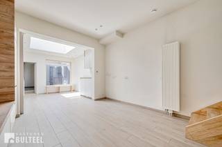 Deze instapklare woning in het centrum van Sint-Niklaas biedt u op het gelijkvloers een inkomhal, een berging, een apart toilet, een lichtrijke leefruimte met open en ingerichte keuken, een bijkeuken/wasplaats, een badkamer met bad/douche en lavabo en een leuk stadsterras met extra berging. Op de eerste verdieping zijn er 2 slaapkamers en een vaste trap naar de tweede verdieping waar zich de 3de kamer bevindt. Centrale verwarming op aardgas. De ramen zijn voorzien van dubbele beglazing. Elektriciteit is conform. Gunstige EPC score. Asbestveilig. In de nabijheid van diverse winkels, scholen en openbaar vervoer. Op wandelafstand van het station en de Grote Markt. Goede verbinding naar E17 en N16. Aarzel niet en maak vandaag nog uw afspraak om samen met ons deze woning te ontdekken.