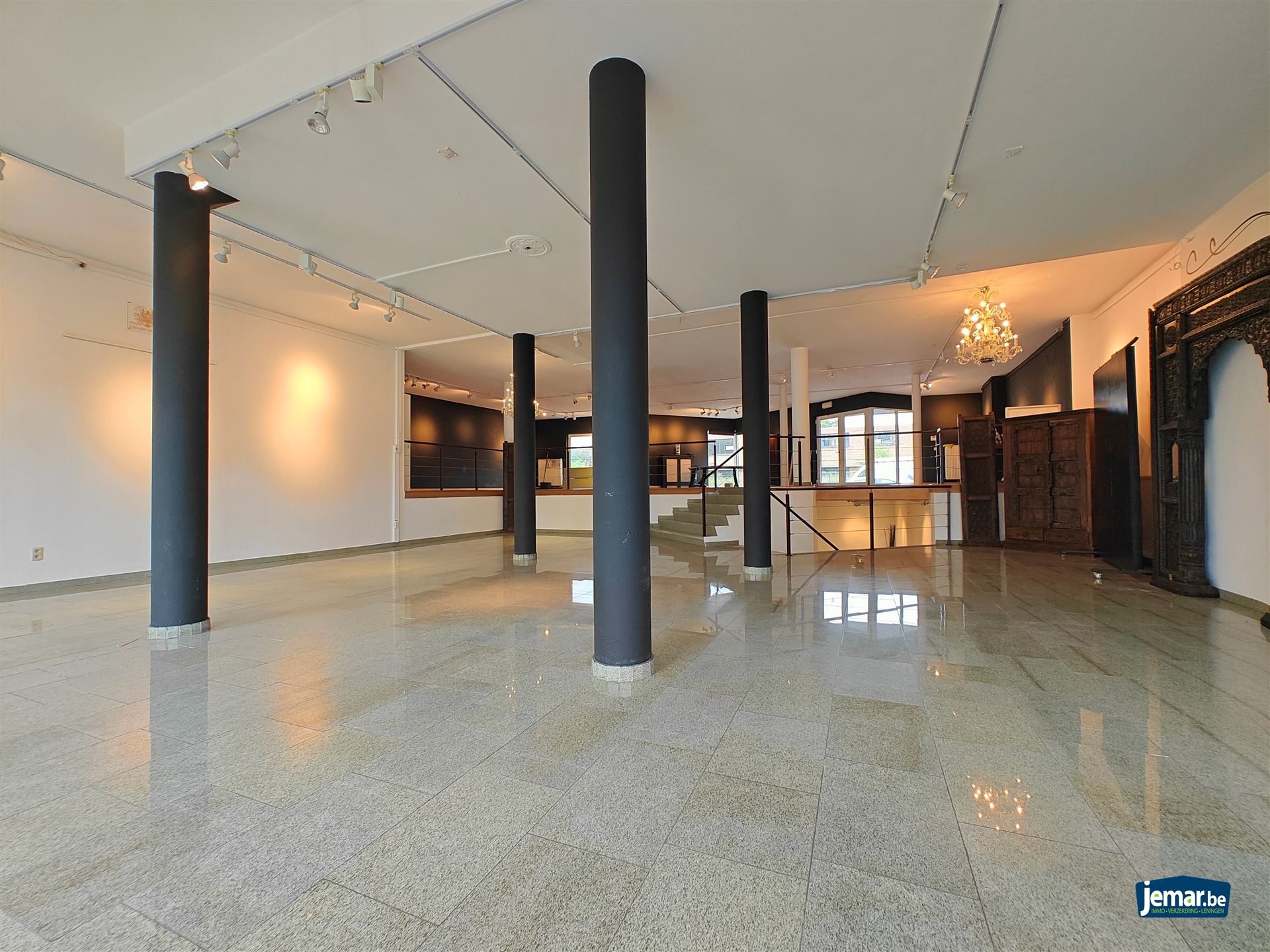 Handelspand met 8 parkeerplaatsen op een zeer zichtbare locatie in Maasmechelen - foto 2