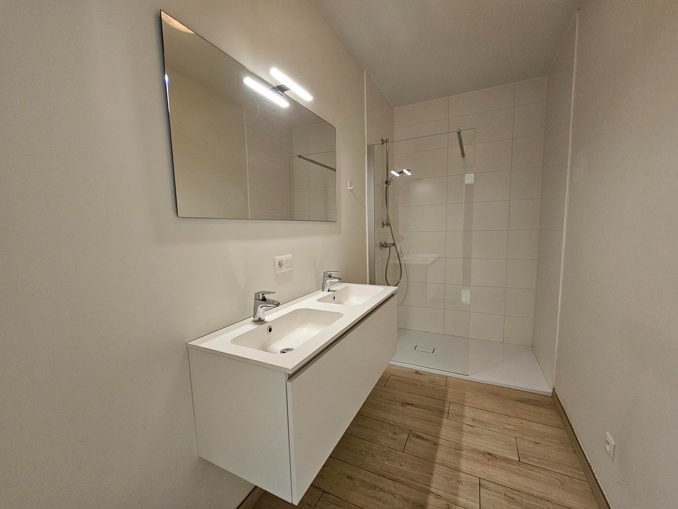Stijlvol nieuwbouwappartement op toplocatie met 2 slaapkamers. - foto 5