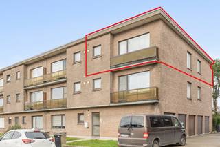 en je op zoek naar een goed onderhouden appartement met 3 slaapkamers in Burcht? Lees hier dan zeker even verder!

<p> </p>

<p>De conform gekeurde elektrische installatie en gunstige EPC-score, de uitstekende staat van onderhoud en afwerking en de nabijheid van invalswegen en openbaar vervoer zijn slechts enkele troeven van dit appartement!</p>

<p> </p>

<p><u>Indeling:</u></p>

<p><u>2deV:</u> het appartement zelf bevindt zich met een oppervlakte van 100m² op de tweede verdieping van een klein gebouw.</p>

<p>Langs de inkomhal (8m²) komen we bij de grote leefruimte (35m²) en de volledig ingerichte keuken (9m²). Let vooral ook op het schuifraam die toegang geeft tot het balkon en de tegelvloer, die super makkelijk is in onderhoud. De 3 slaapkamers van 14m², 11m² en 7m² bevinden zich aan de achterzijde van het gebouw en bieden voldoende rust en comfort. Eén ervan geeft ook hier toegang tot het terras (8m²). Tenslotte is er nog de badkamer (3m²) met ligbad en douche, een aparte wc en een berging.</p>

<p> </p>

<p>Interessant weetje: </p>

<p>Er is geen syndicus, er is geen lift en er zijn geen maandelijkse kosten! </p>

<p>Er wordt enkel € 30 per maand voorzien, voor de betaling van de blokpolis en de elektriciteit van de gemeenschappelijke hal.</p>

<p> </p>

<p>Wenst u graag een bezichtiging ?</p>

<p>Contacteer dan snel uw makelaar ! </p>