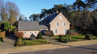 In een doodlopende straat bevindt zich deze goed onderhouden en tijdloze villa, omgeven door een uitgestrekte parktuin van ongeveer 41 are. De...