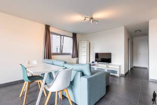 Huurprijs: 850 EUR per maand+ 60 EUR per maand gemeenschappelijke kosten+ 50 EUR per maand voor de garageboxKosten plaatsbeschrijving zijn 50/50 te...