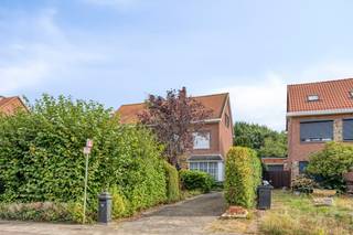 Wil je graag wonen in Zwijndrecht op een toplocatie, nabij verschillende invalswegen. <br />Lees dan zeker even verder.<br /><br />Je komt de woning binnen via de inkomhal, onder de trap zijn handige ingemaakte kasten voorzien.<br />De leefruimte sluit aan op de keuken en geeft eveneens toegang tot een eerste berging.<br />Via de keuken bereik je een tweede berging.<br />Verder is er op het gelijkvloers een apart toilet en een veranda die aansluit op de tuin.<br /><br />Op de eerste verdieping bevinden zich drie slaapkamers en de badkamer, voorzien van een ligbad, lavabomeubel en toilet.<br />De tweede verdieping biedt nog heel wat extra ruimte. Hier vind je een grote slaapkamer en twee bergruimtes.<br />Daarnaast is er nog een grote opbergzolder.<br /><br />De tuin beschikt over een tuinhuis en vormt een aangename buitenruimte.<br /><br />Als extra troeven zijn er rolluiken, een ruime garage en een grote oprit, wat zorgt voor voldoende parkeermogelijkheden.<br /><br />Bron bewoonbare oppervlakte : EPC - certificaat<br />Renovatieverplichting residentiële gebouwen van toepassing. Meer info: https://www.vlaanderen.be/een-huis-of-appartement-kopen/renovatieverplichting-voor-residentiele-gebouwen<br /><br />Een ruime woning met een praktische indeling, verschillende extra ruimtes en een fijne buitenomgeving. Zeker een bezoek waard!<br />Contacteer ons voor meer informatie of plan een bezoek en ontdek het potentieel van deze fijne woning. <br />Ben je ook van plan jouw eigendom te verkopen? Maak een afspraak voor een gratis schatting, wij maken er samen een succesverhaal van.<br /> 