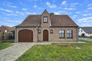 Deze charmante alleenstaande villa geniet van een centrale ligging in een rustige woonwijk zonder inkijk tussen Nieuwpoort-Bad en...