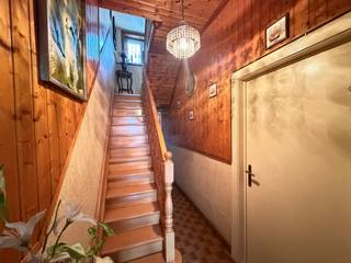 Bent u op zoek naar een woning die u volledig naar eigen smaak kan renoveren? Deze karaktervolle woning, gebouwd rond 1930 en gelegen in Oostende, biedt een mooie basis en tal van mogelijkheden voor wie graag de handen uit de mouwen steekt.<br /><br />Met een bewoonbare oppervlakte van ca. 152 m² op een perceel van 92 m² beschikt deze woning over een praktische indeling. Op het gelijkvloers vindt u de leefruimte met aansluitend de keuken en badkamer. Achteraan bevindt zich een aangename, zuidgerichte koer van ca. 26 m² — een ideale plek om te genieten van zon en rust.<br /><br />De eerste verdieping omvat twee volwaardige slaapkamers. Op de tweede verdieping bevindt zich een derde slaapkamer en een extra opbergkamer, perfect als bureau, dressing of hobbyruimte.<br /><br />Een bijkomende troef is de afzonderlijke garage aan de overzijde van de straat, gelegen in een kleinschalig garagecomplex en bereikbaar via een doorrit. Deze kan optioneel worden aangekocht voor €25.000.<br /><br />De woning is momenteel niet verhuurd en onmiddellijk beschikbaar bij akte. Houd rekening met renovatiewerken (EPC-label F, elektriciteit niet conform), wat u de kans geeft om deze woning volledig te moderniseren naar hedendaags comfort en energiezuinigheid.<br /><br />Interesse of een bezoek plannen? Contacteer Louis op +32 493 18 27 84.