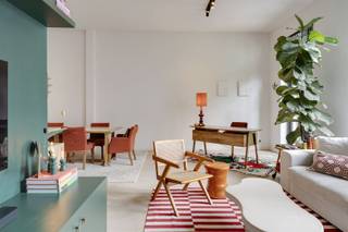 <p>Midden in het bruisende stadscentrum, bevindt zich dit prachtige appartement van 125 m². Gelegen in een elegant herenhuis dat in 2020 volledig gerenoveerd werd, is dit een plek waar klasse, licht en ruimte samenkomen.</p><p>De ligging kon nauwelijks beter: op wandelafstand van het Eilandje, het Zuid, de Grote Markt en de Meir. Toch heerst hier een verrassende rust dankzij de charmante enkelrichtingstraat. Alle voorzieningen – winkels, scholen, openbaar vervoer en culturele hotspots – bevinden zich binnen handbereik. Dit is wonen in de stad op zijn best: bruisend wanneer u dat wil, sereen wanneer u thuiskomt.</p><p>Waarom je hier wil wonen<br />•    Volledige renovatie in 2020 – van isolatie tot ventilatie<br />•    2 slaapkamers en 2 badkamers<br />•    Zuidgerichte leefruimte met véél lichtinval<br />•    Terrasje, met mogelijkheid tot creëren van een veel groter terras<br />•    Privatieve kelderberging inbegrepen<br />•    Lage vaste kosten: € 115/maand</p><p>Een stijlvolle inkomhal met vestiairekast leidt naar de leefruimte die baadt in natuurlijk licht dankzij de huge zuidgerichte ramen. De open keuken met kookeiland is volledig uitgerust en vormt het kloppend hart van de woning. Aansluitend ligt een handige berging met wasvoorzieningen.</p><p>De living straalt warmte en elegantie uit, met een ingemaakt tv-meubel en toegang tot het terrasje. Verderop vindt u een apart gastentoilet, een volwaardige tweede slaapkamer en een ruime badkamer met ligbad en dubbele wastafels. Achteraan ligt de master bedroom met ingemaakte dressing en luxueuze en-suite badkamer met inloopdouche — een vleugje hotelcomfort in uw eigen woning.</p><p>Charmant, lichtrijk en tot in de puntjes afgewerkt. Dit appartement is ideaal voor wie houdt van stijlvol wonen in de stad.</p><p>Ontdek dit appartement en plan uw bezoek via sinjoor.be.</p>