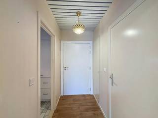 Deze serviceflat in residentie Armonea Lindenhof biedt zelfstandigheid met ondersteuning op maat, ideaal gelegen nabij winkels en openbaar vervoer.<br /><br />De gelijkvloerse serviceflat heeft een oppervlakte van 48 m², is praktisch ingedeeld, biedt plaats voor een gezellige leefruimte en comfortabele slaapkamer en beschikt over een ingerichte keuken en een vernieuwde badkamer met douche en toilet.<br /> Daarnaast geniet u van een privéterras op een zuidwestelijke ligging, met zicht op de mooie tuin.<br /><br />Bijzonderheden:<br />- Diverse diensten op maat: maaltijden, kapper, manicure, pedicure, kinesitherapie, schoonmaak en klusjeshulp zijn optioneel beschikbaar.<br />- Mooie gemeenschappelijke ruimte/salon, tuin en terras;  ideaal om te ontspannen of om andere bewoners te ontmoeten.<br />- Een rijk aanbod aan activiteiten voor een actief en sociaal leven.<br /><br />Financiële info:<br />Deelname in de basisdiensten: €29,45/dag (~€880 - €900/maand) <br />Niet inbegrepen kosten: maaltijden, elektriciteit, tv-aansluiting, verpleegkundige zorg. <br /><br />Neem contact met ons op voor een bezichtiging en ontdek deze unieke woonkans zelf! Bel ons voor een afspraak op 03 666 66 66 of mail naar kapellen@dewaele.com.<br /><br />Bestuursmaatregelen in het maatregelenregister: nee