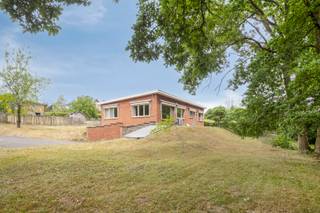 Instapklare bungalow met 4 kamers, kelder, garage en zonnig terras op een perceel van 15a in Hoog Linden.Rust, ruimte en een prachtig uitzicht.Stap...