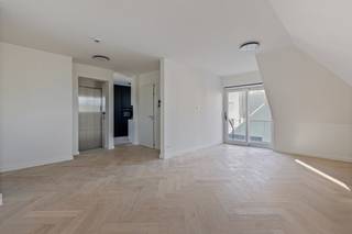 Deze gloednieuwe penthouse (4de verdiep) combineert verfijnde luxe met een unieke ligging in een stijlvol gebouw met een karaktervolle modernistische gevel, op amper enkele stappen van het strand en de winkelstraat. De lift brengt u rechtstreeks tot in het appartement, wat garant staat voor comfort en discretie.<br /><br />Indeling: lichtrijke leefruimte met toegang tot privatief zonneterras. De aparte keuken is uitgerust met kwalitatieve toestellen. Verder is er een handige berging voorzien. De eerste slaapkamer van 16 m² heeft een eigen badkamer met ligbad, wastafelmeubel en toilet. De tweede, grotere slaapkamer (19 m²) beschikt over een privé douchekamer met inloopdouche, dubbel wastafelmeubel en toilet. Daarnaast is er ook een apart gastentoilet.<br /><br />Het appartement is afgewerkt met hoogwaardige materialen en moderne comfortvoorzieningen.<br /><br />Er is tevens een privékelder inbegrepen. In het gebouw bevinden zich bovendien een ruime fietsenberging met verschillende oplaadpunten én een gemeenschappelijk dakterras dat de hele dag zon biedt.<br /><br />!!!!Verkoop valt onder registratierechten (geen BTW van toepassing).