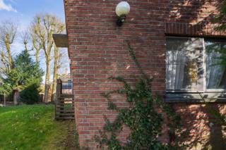Ruimte en licht in overvloedVia de buitentrap kom je binnen op de eerste verdieping, waar meteen het open en lichtrijke karakter opvalt. De warme,...