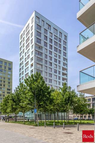<strong>Stijlvol wonen aan het water – Kattendijkdok Westkaai 51 bus 3.4, Antwerpen</strong><br /><br />Welkom in dit prachtige appartement op een absolute toplocatie aan het bruisende Eilandje. Hier geniet u dagelijks van een uniek uitzicht op het Kattendijkdok, gecombineerd met de levendigheid van de stad, een uitstekende bereikbaarheid en een uitzonderlijke woonkwaliteit.<br /><br />Het gebouw werd ontworpen door de gerenommeerde Zwitserse architect Roger Diener en staat bekend om zijn tijdloze, minimalistische architectuur en hoogwaardige afwerking.<br /><br />Met een bewoonbare oppervlakte van ca. 100 m² biedt dit appartement een perfecte balans tussen ruimte, comfort en elegantie. De ruime leefruimte wordt gekenmerkt door grote raampartijen die zorgen voor een overvloed aan natuurlijk licht en een aangename connectie met de omgeving. Vanuit de leefruimte heeft u toegang tot het westgericht terras, waar u in alle rust kunt genieten van de middag- en avondzon. Het uitzicht combineert het beste van twee werelden: een zicht op het water enerzijds en een levendig stadszicht anderzijds.<br /><br />De open designkeuken is afgewerkt met kwaliteitsmaterialen en uitgerust met hoogwaardige Miele-toestellen, wat garant staat voor optimaal kookcomfort. De leefruimte werd bovendien voorzien van externe zonnewering, waardoor het appartement ook tijdens warme zomerdagen aangenaam blijft.<br /><br />Doorheen vrijwel het volledige appartement werd een kwalitatieve parketvloer doorgetrokken, wat zorgt voor een warme, stijlvolle en uniforme uitstraling. Enkel in de badkamer en het toilet werd gekozen voor een onderhoudsvriendelijke tegelvloer.<br /><br />Het appartement beschikt over twee ruime slaapkamers, een comfortabele badkamer, twee afzonderlijke toiletten en een praktische berging. Dankzij de doordachte indeling is dit appartement uitermate geschikt als gezinswoning, stijlvolle stadswoning of kwalitatieve investering.<br /><br /><strong>Extra troeven:</strong><br /><br />Westgericht terras<br />Zicht op zowel het water als de stad<br />Volledig doorgetrokken parketvloer<br />Hoogwaardige Miele-keukentoestellen<br />Externe zonnewering aan de leefruimte<br />Twee ruime slaapkamers<br />Topligging op het Eilandje<br />Nabij restaurants, musea, winkels en openbaar vervoer<br />Kelderberging en gemeenschappelijke fietsenberging<br />Energiezuinig en voorzien van hedendaags wooncomfort<br /><br />Ondergrondse parkeerplaats verplicht aan te kopen voor €40.000<br /><br />Een uitzonderlijk appartement op een van de meest gegeerde locaties van Antwerpen, waar architectuur, comfort en ligging naadloos samenkomen.<br /><br />Voor meer informatie of een bezoek ter plaatse kan u contact opnemen met Xander via 0497 18 10 84 of xander@reds.be.