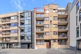 Instapklaar 1 slaapkamer dakappartement te koop gelegen langs de Prins Boudewijnstraat gelegen op de 5de verdieping met zicht op het Petrus-en Paulusplein. <br /><br />Indeling: <br />- lichtrijke leefruimte met toegang tot het zuidgericht terras met zicht op het Petrus- en Paulusplein<br />- open keuken voorzien van een spoeltafel, frigo, diepvries, combi-oven en keramische kookplaat<br />- badkamer uitgerust met een lavabomeubel met spiegelkast, bubbelbad met geïntegreerde douche en berging met voorziening aansluiting wasmachine<br />- slaapkamer (11m²) voorzien van ingemaakte kasten met toegang tot het terras (20m²) <br /><br />Mogelijkheid tot aankopen ruime gesloten garagebox nabijgelegen. <br /><br />Pluspunten: <br />- prachtig open zicht <br />- schitterende terrassen voor -en achteraan<br />- toplocatie<br />- instapklaar <br /><br />Bent u op zoek naar een instapklaar appartement te koop met schitterende terrasen? Contacteer ons voor een bezoek ter plaatse. <br /><br />
