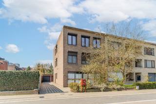 <p>In een rustige, verkeersarme omgeving en toch op wandelafstand van het centrum van Turnhout bevindt zich dit volledig gerenoveerde, ruim en instapklaar appartement van ca. 90 m².</p>
<p>Dit lichtijk en gezellig appartement is volledig genenoveerd.<br />De ruime woonkamer met hoog sfeerbeeld heeft een open structuur en sluit aan op de nieuwe keuken, voorzien van een koelkast, elektrische kookplaat, vaatwas en oven.</p>
<p>Verder is er een badkamer met inloopdocuohe, dubbele wastafel en een apart toilet. Het appartement telt twee volwaardige slaapkamers en een klein, aangenaam terras.</p>
<p>Troeven:</p>
<p>- Nieuwe ramen 2026<br />- Nieuwe CV-installatie<br />- Nieuwe keuken<br />- EPC A!<br />- Elektra conform!!</p>
<p><br /><strong>* De ruime garagebox is verplicht bij aan te kopen aan €10.000.</strong></p>
<p>- ideaal voor starters of als interessante investering!</p>