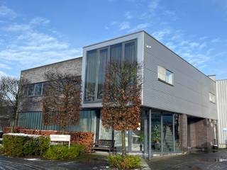 Ontdek dit multifunctionele bedrijfsgebouw op een uitstekende locatie in Olen, gelegen aan Hagelberg 13. Met een totale oppervlakte van meer dan...