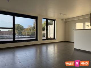 <p><span>Dit ruime appartement is gelegen op de eerste verdieping (geen lift) van een kleinschalige residentie, centraal op het Achter'd Hovenplein. Op wandelafstand van het centrum, terwijl ook de groene omgeving van de Gasthuisdreef en het Uilebos vlot bereikbaar is. Het treinstation bevindt zich op ongeveer 5 km.</span></p><p><span>Indeling:</span></p><p><span>Via de inkomhal, met gastentoilet, kom je in de ruime leefruimte met open keuken (samen 36 m²). De keuken is volledig uitgerust met een keramische kookplaat, dampkap, combi-oven, koelkast met vriesvak, vaatwasser en dubbele spoelbak. Verder beschikt het appartement over een praktische wasplaats met extra opbergruimte, twee ruime slaapkamers van 14 m² en 15 m² en een volledig betegelde badkamer van 8 m². Deze is uitgerust met een inloopdouche, dubbele lavabo met meubel en handdoekdroger. Een absolute troef is het ruime én zuidgerichte terras van maar liefst 25 m², dat vanuit de leefruimte bereikbaar is. Dankzij de elektrische zonneluifel kan je hier ook op zonnige dagen comfortabel genieten.</span></p><p><span>Bij het appartement hoort een aparte garagebox (middelste) achteraan op het perceel. In de garage is elektriciteit aanwezig.</span></p><p><span> </span></p><p><span>Geen vaste kosten.</span></p><p><span>Beschikbaar vanaf 01/11/2026.</span></p>