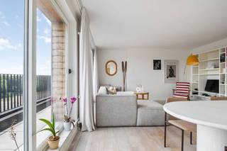 Deze penthouse op het 6e verdiep is gelegen in de stadskern van Kortrijk. Het beschikt over 2 slaapkamers en een riant terras met verzichten over Kortrijk.<br /><br />INDELING:<br />- lichtrijke leefruimte<br />- praktische keuken<br />- slaapkamer 1 die eerder ingericht kan worden als bureau<br />- slaapkamer 2 als master bedroom<br />- ensuite badkamer voorzien van ligbad en lavabomeubel<br />- praktische berging op het terras<br />- riant terras met prachtige verzichten over Kortrijk<br /><br />ALGEMEEN:<br />- garagebox kan optioneel bij gehuurd worden voor: €75/maand<br />- verwarmingskosten gemeenschappelijk: €75/maand<br />- karaktervol appartement<br />- kan gemeubeld of niet gemeubeld gehuurd worden<br />- prachtige verzichten over Kortrijk<br /><br />Interesse? Vraag zeker uw bezoek aan via www.dewaele.com
