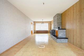 Rustig gelegen halfopen bebouwing met 3 ruime slaapkamers, garage en tuin. Deze te moderniseren woning is als volgt ingedeeld op het gelijkvloers:...