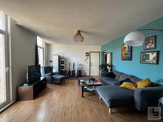 Deze uitstekend gelegen VERGUNDE opbrengsteigendom omvat uit een zeer ruim duplex appartement (146 m2), een dakappartement (74m2) en 2...