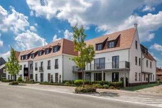 <span>Gelegen in Residentie Montis, vinden we dit prachtig en instapklaar nieuwbouwappartement terug. Het appartement is volledig afgewerkt met kwalitatief hoogstaande materialen en werd volledig opgeschilderd, wordt verhuurd met een garage en aansluitend een ondergrondse berging. Indeling: inkomhal, gastentoilet, drie slaapkamers, twee badkamers met bad/douche en enkele/dubbele wastafel. Ruime living en keuken (uitgerust met kwalitatieve toestellen). De leefruimte en keuken grenzen via schuifraam aan twee overdekten terrassen.<br />Huur: 950 EUR/maand; gemeenschappelijke kosten 50 EUR/maand.</span>