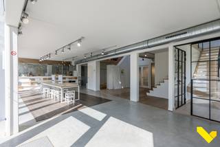 Commercieel gebouw met veel mogelijkheden en toplocatie! <br /><br />Zeer gunstig gelegen vlakbij de fly-over van Geel naar Westerlo, vinden we dit veelzijdig commercieel gebouw met jonge leeftijd. <br />Vanwege de ligging vlotte bereikbaarheid naar de E313 Hasselt-Antwerpen. <br /><br />Het beschikt over 350 m² op het gelijkvloers met achterliggend magazijn van 230 m². <br />Op de verdieping 250 m², wat resulteert in een een totale ruimte van 827 m². <br /><br />Ontzettend veel licht vanwege de fijne architectuur en perfecte indeling om uw showroom en bureaus te organiseren. <br /><br />Parkeergelegenheden bevinden zich uitstekend naast het gebouw. <br /><br />Ontdek de interessante mogelijkheden van dit pand via info@immovl.be of bel ons op het nummer 014 58 02 08!