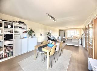 Duplex appartement op 144 m², op centrale ligging te Sint-Eloois-Vijve, in een rustige residentie met 3 appartementen; Indeling: inkom met gemeenschappelijke traphall alsook aparte inkom achteraan waar een inkom is met privé lift die uitsluitend tot in de woonkamer van het appartement uitkomt; Inkomhal met apart toilet met handwasser; technische bergkast met omvormer en Hr-ketel op aardgas; Grote leefruimte met aansluitend een aparte keuken met elektrische kookplaat, dampkap, koelkast, dubbele gootsteen met druipzone, ruimte met stopcontact voor microgolfoven en oven, zowel keuken als living geven uit op een leuk terras aan de straatzijde; op dezelfde verdieping is 1 ruime slaapkamer; Traphal naar dakverdieping waar een ruime hal is, nog twee kamers, een tweede apart toilet en een badkamer met ligbad met douchestang, wastafel en aansluiting voor een wasmachine; Overal dubbele beglazing en cv op gas; EPC B/ 108 kWh/m²jaar; Zonnepanelen; Vrij: onmiddellijk/ bespreekbaar; Hierbij hoort nog een aparte volwaardige garagebox met kantelpoort (nr 2); Huur: 915 EURO per maand exclusief Elektr/gas/water/Internet; geen kosten gemene delen/ beurtrol onderhoud trappenhal; Info en bezoek: info@elet.immo.