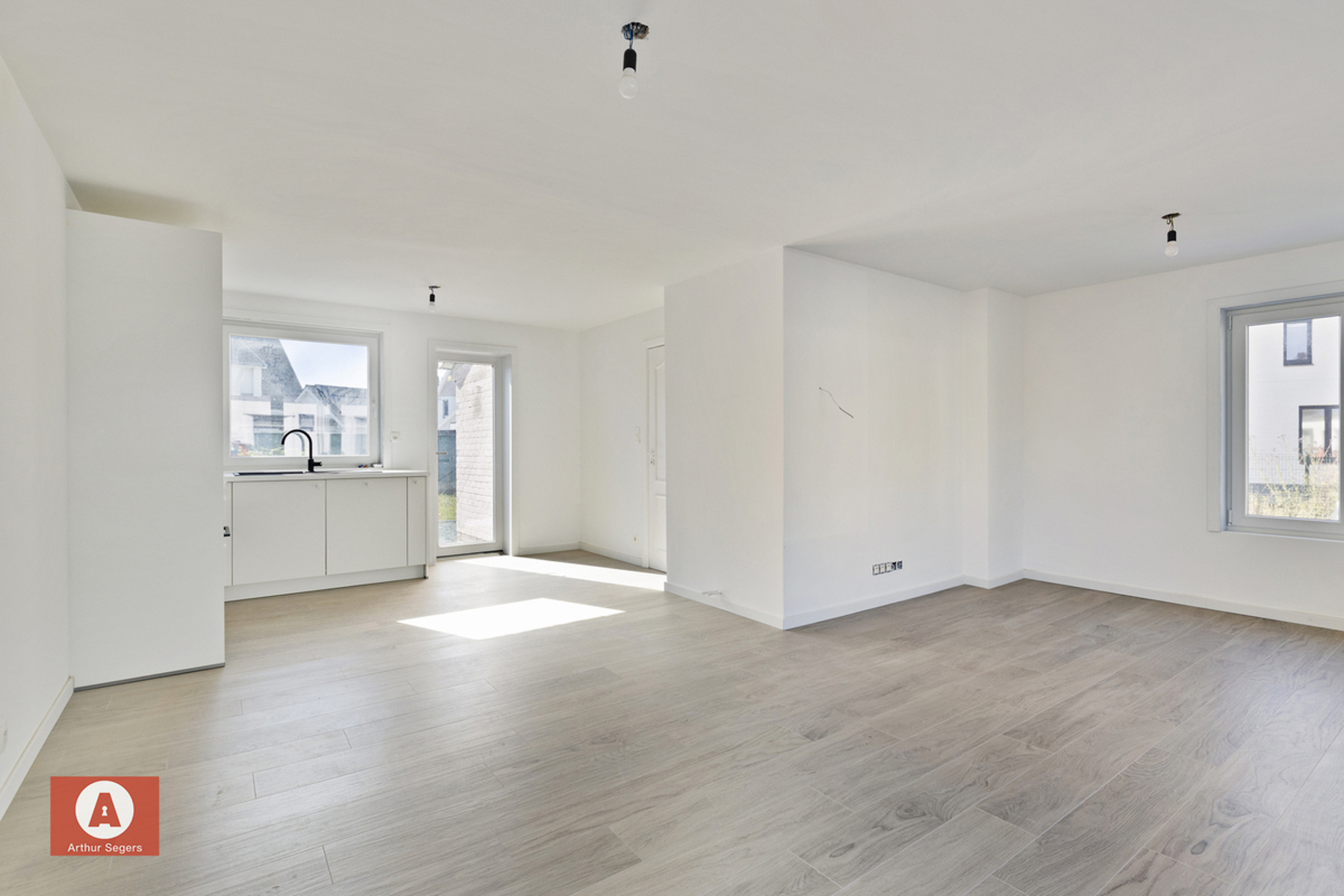 TE HUUR: Recent gerenoveerde halfopen woning met drie slaapkamers en garage in rustige straat - foto 5