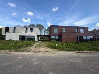 In het rustige Vinkt, vindt u deze nieuwbouwwoning. De woning bevindt zich op het einde van een doodlopende straat, is landelijk gelegen, doch nabij de dorpskern van Vinkt en slechts op 10min van centrum Deinze.<br /><br />De woning is voorzien van een inkomhal met gastentoilet, lichtrijke leefruimte met open keuken en berging palend aan de keuken. Op de verdieping bevinden zich 3 slaapkamers, apart toilet, badkamer met inloopdouche, ligbad en dubbele lavabo en een berging. Elke woning heeft een tuin met terras waar u kan genieten van een prachtig verzicht. Daarnaast is er ook nog een carport en tuinberging aanwezig.<br /><br />De woning is voorzien van de modernste technieken: vloerverwarming, warmtepomp, zonnepanelen, groendak.<br /><br />Wenst u na een drukke werkdag echt thuiskomen waar rust en genieten primeert, dan is deze woning zeker iets voor u!<br /><br />Aarzel niet ons te contacteren voor meer info of een plaatsbezoek.