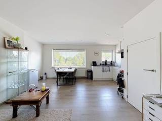 In de Strandlaan te Sint-Idesbald vinden we dit modern appartement (70m²) met 1 ruime slaapkamer te huur. Het appartement werd volledig gerenoveerd! Volledig instapklaar!<br /><br />INDELING:<br />> Eerste verdieping:<br />- Ruime, lichtrijke leefruimte (30m²) met open keuken<br />- Open keuken voorzien van keramische kookplaat, dampkap, koelkast met vriesvak, combi microgolfoven, vaatwasmachine en spoelbak<br />- Apart toilet<br />- Kleine berging (3m²)<br />- Badkamer (13m²) met ruime inloopdouche, lavabo, handdoekradiator en aansluiting voor wasmachine en droogkast<br />- Slaapkamer (9,8m²) met prachtig uitzicht<br /><br />TROEVEN:<br /><br />- TOP LIGGING! Gelegen tegenover de Kerkepannezaal (gratis parking!) en de prachtige Noordduinen<br />- Instapklaar (volledig geschilderd!)<br />- Hoogwaardige afwerking met kwalitatieve materialen<br />- Op wandelafstand van het strand<br />- CV op aardgas<br />- Beschikbaar vanaf 15/09/2026<br /><br />Gemeenschappelijke kosten: €30/maand<br /><br />Ben je geïnteresseerd in dit pand te huur in Sint-Idesbald? Ga naar de website www.dewaele.com, klik op het pand dat je wenst te huren. Via de rode knop "vraag je bezoek aan" vragen we u kort een profiel in te vullen. Daarna nemen we contact op voor een bezoek. Telefonisch kunnen er geen afspraken gemaakt worden.<br /><br />