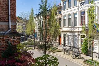 <p>Karaktervolle stadswoning met ruim zonneterras én garage in hartje Zurenborg<br /><br />In een van de meest gegeerde buurten van Antwerpen bevindt zich deze stijlvolle en instapklare stadswoning waar karakter, comfort en stadsleven perfect samenkomen.<br /><br />Deze woning onderscheidt zich door een zeldzame troef in Zurenborg: de combinatie van een ruime garage én een ruim terras. In een wijk waar buitenruimte en parkeergelegenheid bijzonder schaars zijn, vormt dit een absolute meerwaarde.<br /><br />De woning werd gerenoveerd in 2017 en combineert authentieke charme met hedendaags wooncomfort. Achter de karaktervolle gevel schuilt een lichtrijke woning met een aangename indeling, warme leefruimtes en een gezellige sfeer.<br /><br />Het ruime terras vormt een echte verlenging van de leefruimte en biedt alle rust om te genieten van lange zomeravonden, een ontbijt in de zon of gezellige momenten met vrienden en familie midden in de stad.<br /><br />Verder beschikt de woning over:<br /><br />3 volwaardige slaapkamers<br />2 badkamers<br />een ruime garage<br />lichtrijke leefruimtes<br />conforme elektriciteit<br />EPC label C<br /><br />De ligging is zonder twijfel een extra troef. U woont hier op wandelafstand van de Dageraadplaats, gezellige restaurants, hippe cafés, winkels, openbaar vervoer en belangrijke invalswegen. Zurenborg staat bekend om zijn unieke architectuur, levendige sfeer en uitstekende bereikbaarheid.<br /><br />Bent u op zoek naar een karaktervolle stadswoning met buitenruimte én garage op een absolute toplocatie in Antwerpen? Dan is dit een opportuniteit die u ter plaatse moet ervaren.<br /><br />Contacteer ons vandaag voor een bezoek en ontdek zelf de ruimte, het licht en het unieke karakter van deze woning.</p>