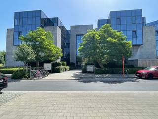 Uitstekend gelegen kantoorruimte van 738 m² te huur langs de N60, met een snelle verbinding naar de E40 op slechts 1 km afstand, evenals...