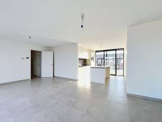 Cet appartement spacieux et lumineux est situé dans le centre de Wingene. Grâce à son emplacement central, les commerces, les transports en commun et les écoles sont accessibles à pied. La propriété dispose d'une terrasse ensoleillée et offre également le confort d'un double parking.<br /><br />Disposition : <br />Rez-de-chaussée : <br />- Rangement <br />- Double place de parking <br /><br />2e étage : <br />- hall d'entrée (6 m²) <br />- débarras (6 m²) avec raccordement pour machine à laver <br />- salle de bain (5 m²) avec double vasque, meuble et douche à l'italienne <br />- toilettes séparées <br />- salon (30 m²) <br />- cuisine ouverte (10m²) avec double évier, lave-vaisselle, cuisinière avec hotte intégrée, four et réfrigérateur<br />- chambre (13 m²) avec dressing privé (6 m²)<br />- chambre (11 m²) avec dressing privé <br />- grande terrasse ensoleillée (18 m²) <br />- terrasse (4 m²) <br /><br />Dans l'ensemble : <br />- Prix de location : 920,00 €/mois <br />- Commission des frais communs : 80,00 €/mois <br />- Disponible à partir du 01/09/2026<br /><br />Le moyen le plus rapide pour visiter cette propriété ? Demandez votre visite via le bouton rose de notre site Web (www.dewaele.com) et vous serez contacté par notre expert en location Broes.<br /><br />Les rendez-vous ne peuvent pas être pris par téléphone. Pour toute autre question, vous pouvez nous contacter par téléphone au 050 444 999.<br />