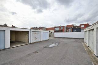 Centrally located, in the Deurnestraat in Mortsel, these 7 garage boxes are offered for sale.Some boxes are rented, two are immediately available. *...