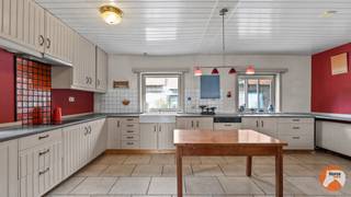 KORTENAKEN - Landelijke eigendom met bijgebouwen op ca. 34 are<br /><br />Deze eigendom verrast met een bijzonder woonerf rond een royaal gekasseid binnenplein. De woning, garages, schuur en nevengebouwen vormen samen een harmonieus geheel dat rust, privacy en veelzijdigheid combineert. De authentieke architectuur, de ruime volumes en de doordachte erfstructuur creëren een eigendom met een uitgesproken eigen karakter en tal van gebruiksmogelijkheden.<br /><br />De woning verkeert in een verzorgde maar te moderniseren staat en biedt een solide basis voor wie ruimte en potentieel weet te waarderen. De royale leefkeuken en aansluitende leefruimte genieten van veel natuurlijk licht en bieden tal van mogelijkheden voor een eigentijdse herinrichting. Op de verdieping zorgt een indrukwekkende open ruimte met zichtbare houten gebinten voor extra woon- of hobbymogelijkheden.<br /><br />Een absolute troef is de authentieke schuur met haar imposante dakconstructie, open volumes en veelzijdige gebruiksmogelijkheden. In het verleden deed deze ruimte onder meer dienst voor kleinschalige tentoonstellingen, maar ze leent zich evenzeer voor opslag, atelierwerking, hobby's of een werkplaats. Daarnaast beschikt de eigendom over een afzonderlijk paviljoen met ingebouwde barbecue en zicht op het binnenplein, ideaal als ontspannings- of ontvangstruimte.<br /><br />Gelegen in de Oude Tiensestraat te Waanrode (Kortenaken), in het hart van het Hageland, geniet deze eigendom van een landelijke omgeving met een vlotte bereikbaarheid. De combinatie van open ruimte, authentieke gebouwen en veelzijdige invullingsmogelijkheden maakt dit een unieke opportuniteit voor wie op zoek is naar een eigendom met karakter, potentieel en een uitzonderlijke woonbeleving. Een bijkomende troef is de circa 18 are grote buitenruimte, die zich uitstekend leent voor de aanleg van een weide, boomgaard of andere groene invulling, en zo de mogelijkheden van deze eigendom nog verder verruimt.<br /><br /><span><strong>Troeven</strong></span><br /><br />✓ Bijzonder woonensemble rond gekasseid binnenplein<br />✓ Authentieke schuur met talrijke gebruiksmogelijkheden<br />✓ Royale volumes en indrukwekkende zolderverdieping met zichtbare gebinten<br />✓ Ca. 18 are geschikt voor weide of boomgaard<br />✓ Landelijke ligging in het Hageland met vlotte bereikbaarheid<br /><br />Interesse? Contacteer ons via 053/60.65.66.