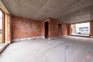 In het rustige Hingene worden vier nieuwbouwwoningen opgetrokken. Volgens velen de mooiste deelgemeente van Bornem door zijn gezellige centrum, kasteel d'Ursel en het rondomliggend park. Het project is gelegen op een rustige doch centrale locatie, op wandelafstand van winkels, scholen en het park.<br /><br />Het project bestaat uit één halfopen en drie gesloten bebouwingen, allen voorzien van het hedendaagse comfort.<br /><br />Deze woningen onderscheiden zich door hun krachtige vormgeving in warme rode baksteen. De strakke belijning en het doorlopende metselwerk geven het geheel een tijdloze uitstraling. De verticale raampartijen zorgen voor een subtiel ritme in de gevel en brengen op een verfijnde manier licht binnen. Het hellend dak versterkt het tijdloze, huiselijke karakter en maakt van dit project een hedendaagse interpretatie van klassiek wonen. Een ontwerp dat authenticiteit en modern wooncomfort moeiteloos verenigt.<br /><br />De woningen zullen bijna-energieneutraal zijn. Er wordt gebruik gemaakt van een warmtepomp in combinatie met vloerverwarming en de nodige isolatie.<br /><br />Als kers op de taart zijn de woningen voorzien van een zuidwest-gerichte tuin met aangelegd terras.<br />Genieten van een aperitief was nog nooit zo aangenaam.<br /><br />Parkeren vormt geen probleem, dankzij de autostaanplaatsen achteraan.<br /><br />De woningen worden volledig en kwalitatief afgewerkt tot in de puntjes.<br /><br />Wens je meer informatie over deze kwalitatieve nieuwbouwwoningen?<br />Contacteer ons gerust via info@julimmo.be of 03 303 39 36.