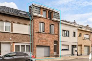 <p><strong>Ruime te renoveren woning met 3 slaapkamers en inpandige garage nabij het centrum van Willebroek</strong></p>
<p><strong>BEKIJK ZEKER ONZE (VIRTUELE) GRONDPLANNEN EN ATTESTEN VOOR DE INDELING EN EXTRA INFORMATIE.</strong></p>
<p><strong>ALGEMENE KENMERKEN:</strong></p>
<ul>
<li>Ruime gezinswoning met tal van renovatie- en inrichtingsmogelijkheden, gelegen in een rustige straat te Willebroek</li>
<li>Bewoonbare oppervlakte van ca. 180 m², aangevuld met een praktische kelderberging van 23 m²</li>
<li>Beschikt over 3 slaapkamers, waarvan één eveneens ingericht kan worden als bureauruimte</li>
<li>Noordoostgerichte tuin met aansluitend terras</li>
<li>Inpandige garage met rechtstreekse toegang tot de woning</li>
<li>Interessante opportuniteit voor wie op zoek is naar een woning die volledig naar eigen smaak en wensen kan worden gerenoveerd</li>
<li>Centrale ligging, nabij het centrum van Willebroek, scholen, winkels en openbaar vervoer</li>
<li>Vlotte bereikbaarheid dankzij de nabijheid van de A12, met goede verbindingen richting Antwerpen en Brussel</li>
</ul>
<p><strong>TECHNISCHE KENMERKEN:</strong></p>
<ul>
<li>EPC-score: 447 kWh/(m² jaar) – Label E (renovatieverplichting van toepassing)</li>
<li>Aluminium ramen met enkele beglazing, deels houten schrijnwerk</li>
<li>Centrale verwarming op aardgas via radiatoren</li>
<li>Extra kelderruimte van ca. 23 m²</li>
<li>Niet asbestveilig</li>
</ul>
<p><strong>INDELING:</strong></p>
<p><strong>Gelijkvloers:</strong></p>
<ul>
<li>Ruime inkomhal met toegang tot de verschillende vertrekken</li>
<li>Inpandige garage</li>
<li>Slaapkamer, eveneens geschikt als bureau of hobbyruimte</li>
<li>Praktische wasruimte met rechtstreekse toegang tot het terras en de tuin</li>
</ul>
<p><strong>Eerste verdieping:</strong></p>
<ul>
<li>Lichtrijke leefruimte met aansluitende open keuken</li>
<li>Afzonderlijk gastentoilet</li>
</ul>
<p><strong>Tweede verdieping (zolderverdieping):</strong></p>
<ul>
<li>2 slaapkamers van elk ca. 12 m²</li>
<li>Elke slaapkamer beschikt over een aansluitende badkamer</li>
</ul>
<p><strong>Kelderverdieping:</strong></p>
<ul>
<li>Ruime kelderberging van ca. 23 m², ideaal als extra opslagruimte</li>
</ul>