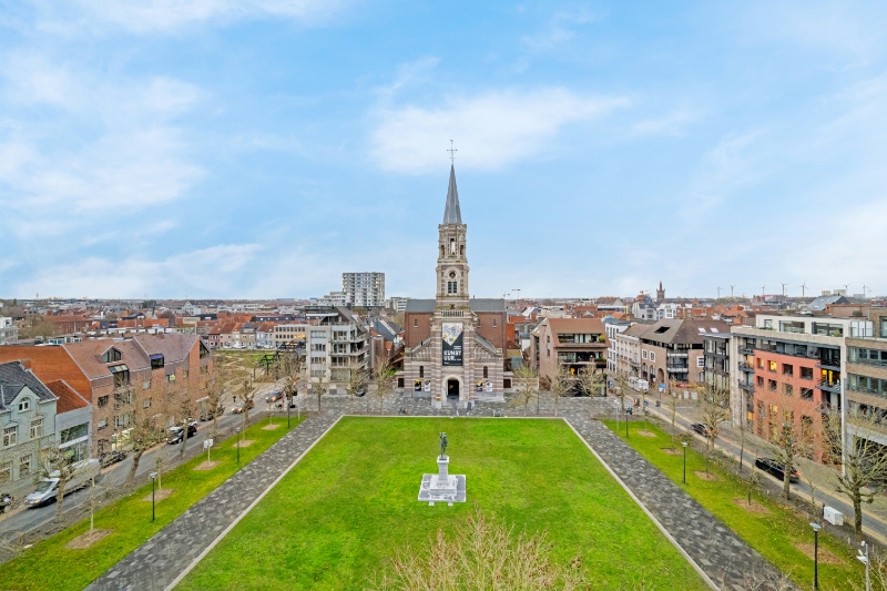 Roeselare-stadskern. PENTHOUSE op 6de verdieping aan het Coninckplein gelegen, met 2 slaapkamers, ochtendterras en avondterras. Een pareltje met unieke ligging ! - foto 1